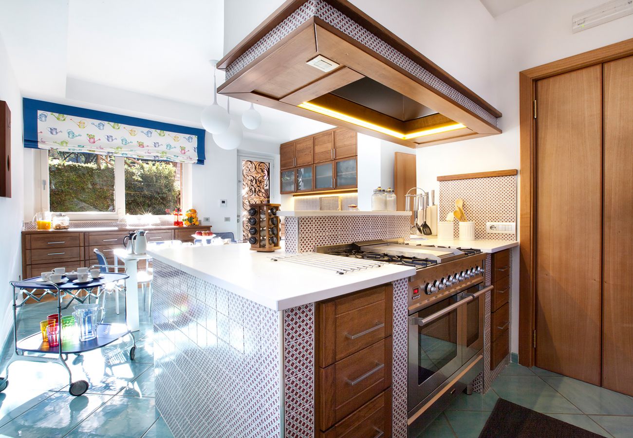 Villa in Sorrento - AMORE RENTALS - Villa Daniela with Swimming pool, Wellness Area, Garden and Sea View