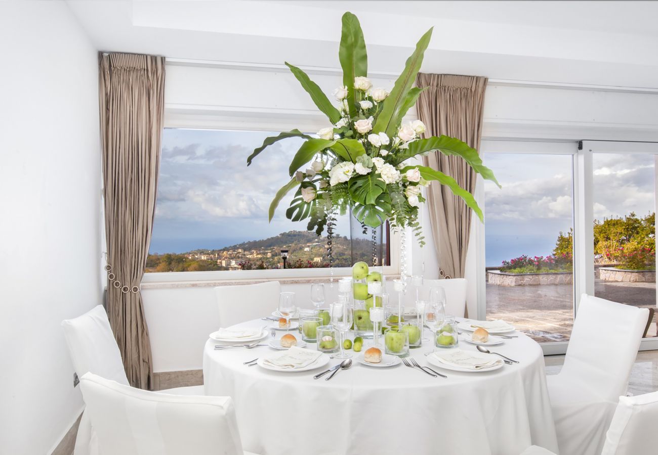Villa in Sorrento - AMORE RENTALS - Villa Daniela with Swimming pool, Wellness Area, Garden and Sea View