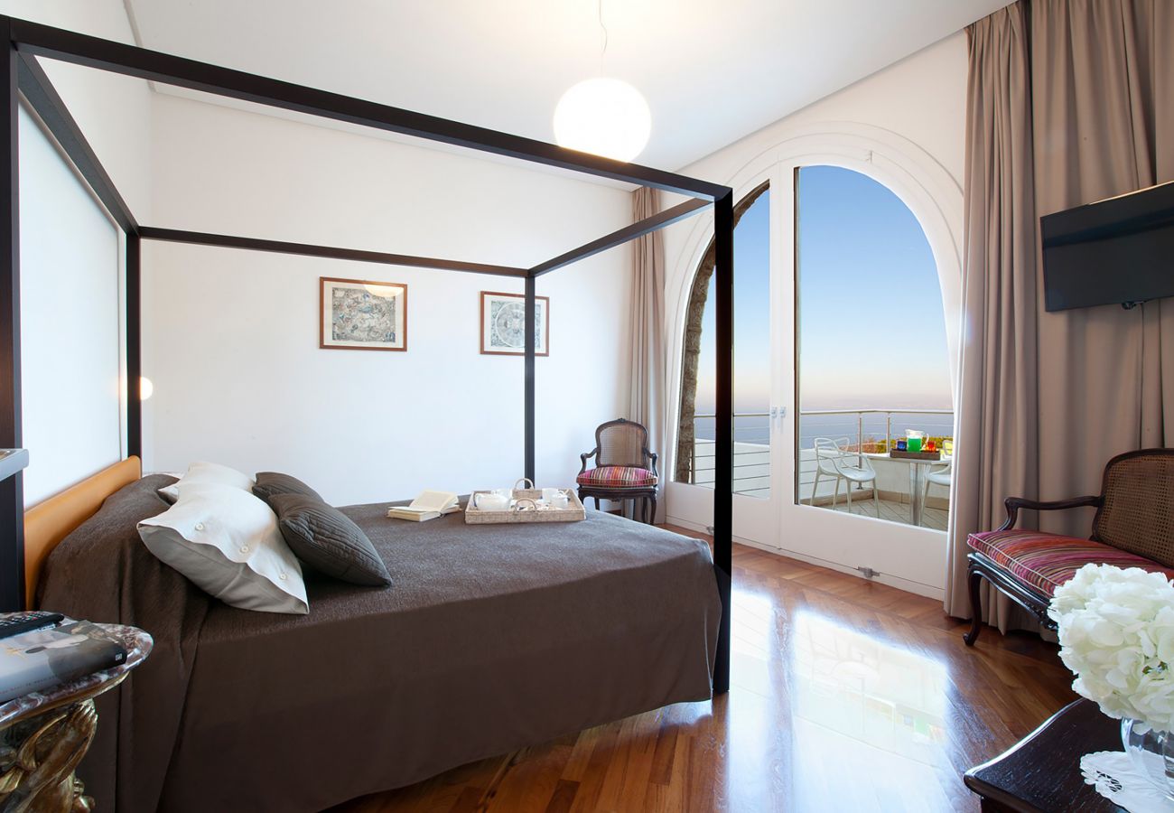 Villa in Sorrento - AMORE RENTALS - Villa Daniela with Swimming pool, Wellness Area, Garden and Sea View