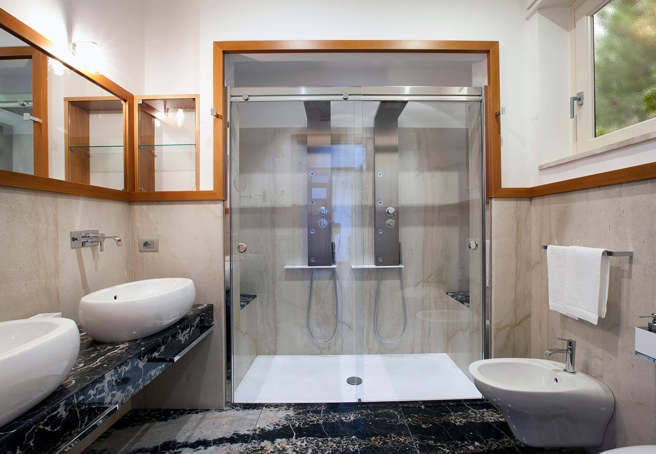 Villa in Sorrento - AMORE RENTALS - Villa Daniela with Swimming pool, Wellness Area, Garden and Sea View