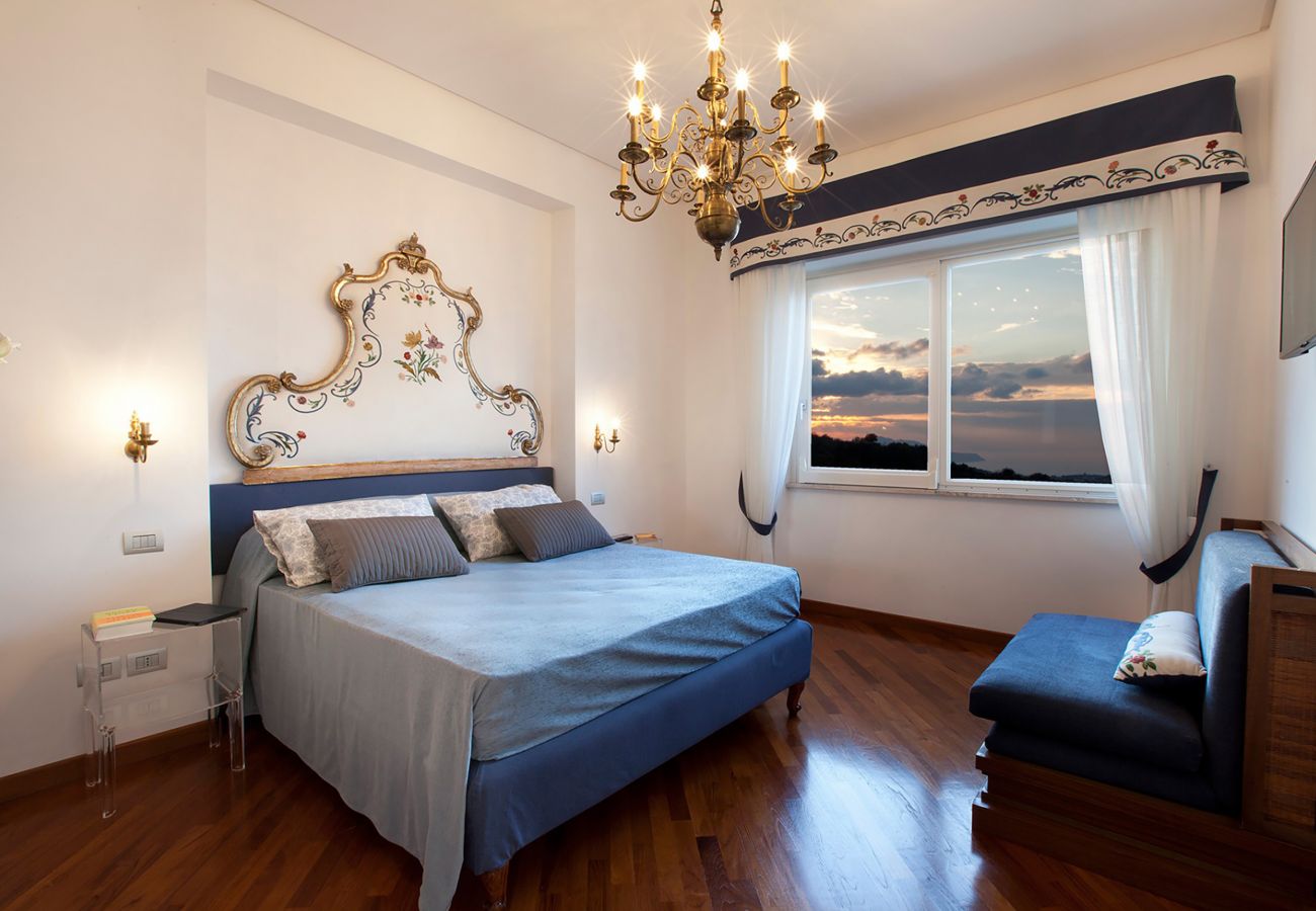 Villa in Sorrento - AMORE RENTALS - Villa Daniela with Swimming pool, Wellness Area, Garden and Sea View