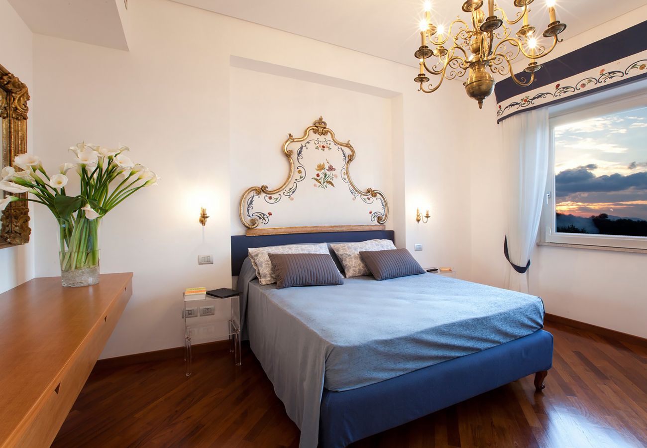 Villa in Sorrento - AMORE RENTALS - Villa Daniela with Swimming pool, Wellness Area, Garden and Sea View