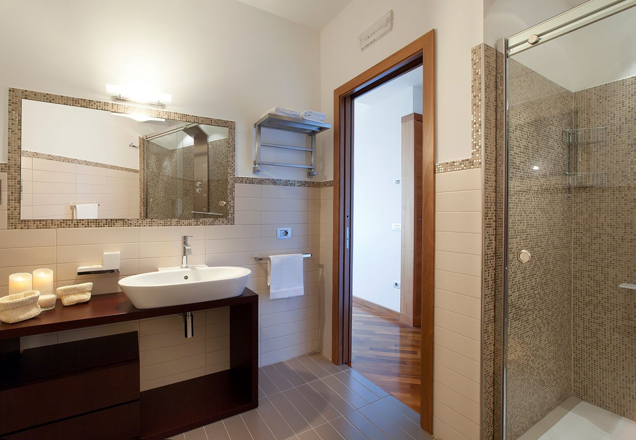 Villa in Sorrento - AMORE RENTALS - Villa Daniela with Swimming pool, Wellness Area, Garden and Sea View