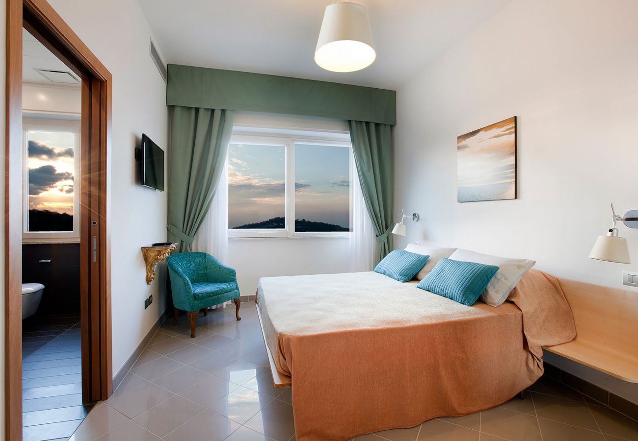 Villa in Sorrento - AMORE RENTALS - Villa Daniela with Swimming pool, Wellness Area, Garden and Sea View