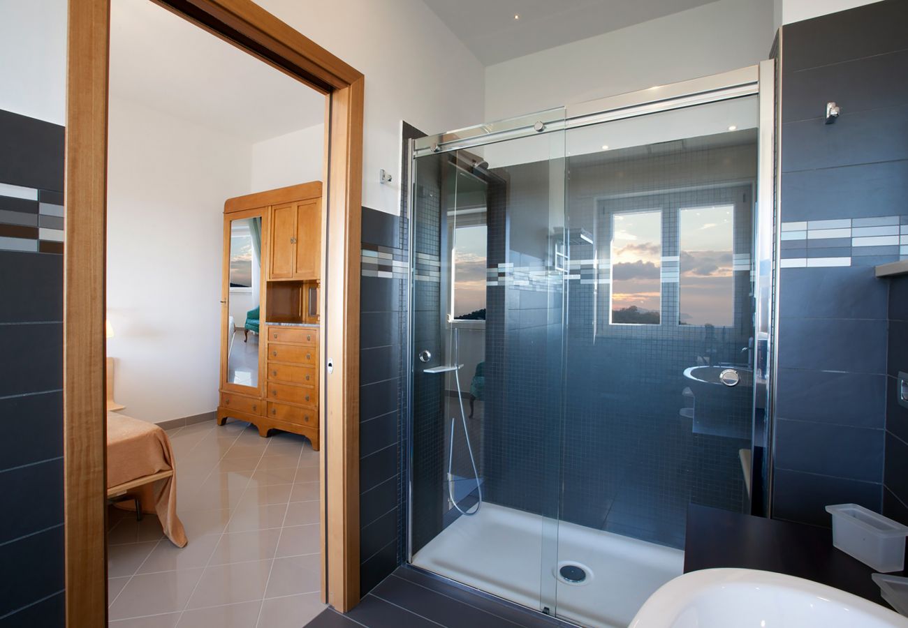 Villa in Sorrento - AMORE RENTALS - Villa Daniela with Swimming pool, Wellness Area, Garden and Sea View