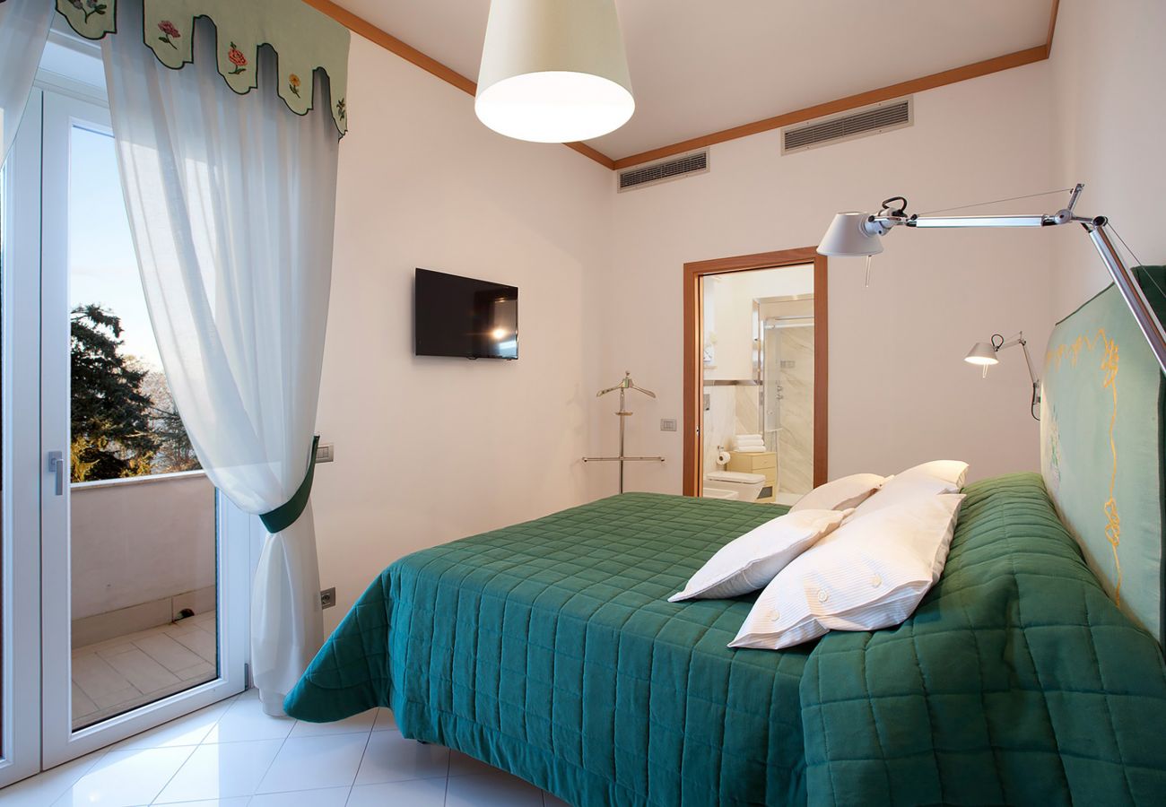 Villa in Sorrento - AMORE RENTALS - Villa Daniela with Swimming pool, Wellness Area, Garden and Sea View