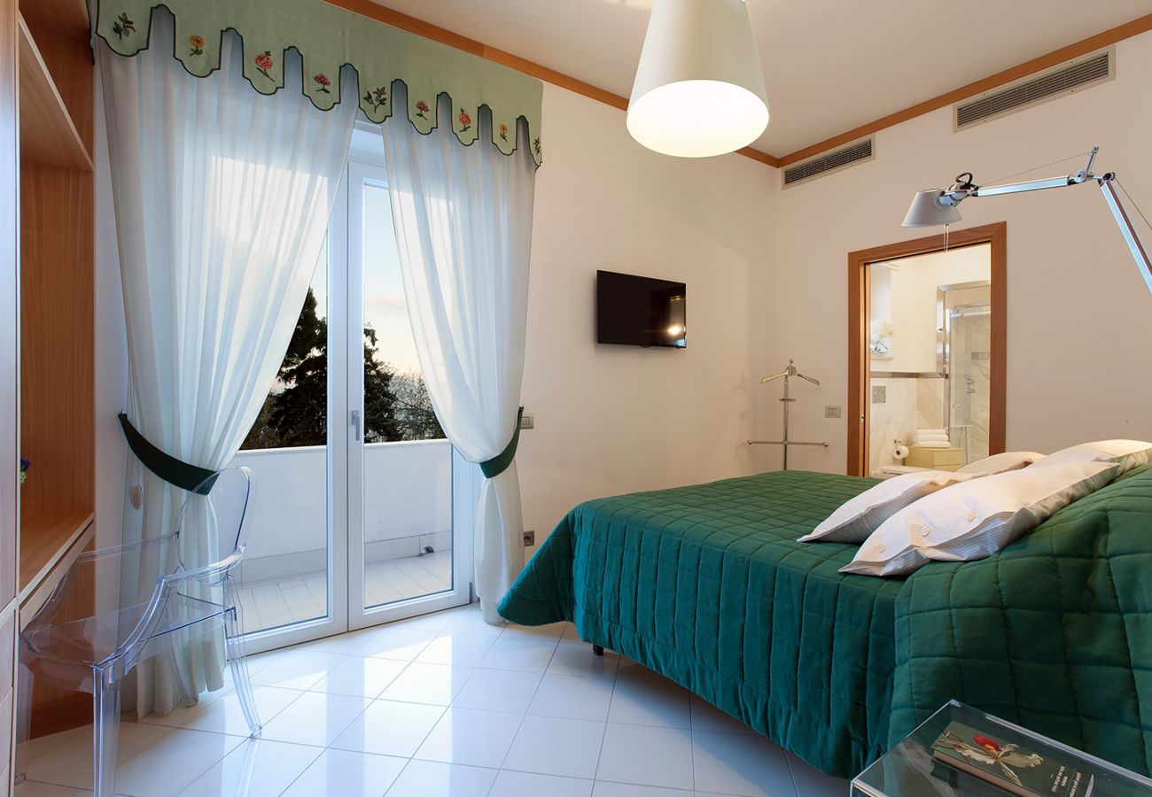 Villa in Sorrento - AMORE RENTALS - Villa Daniela with Swimming pool, Wellness Area, Garden and Sea View