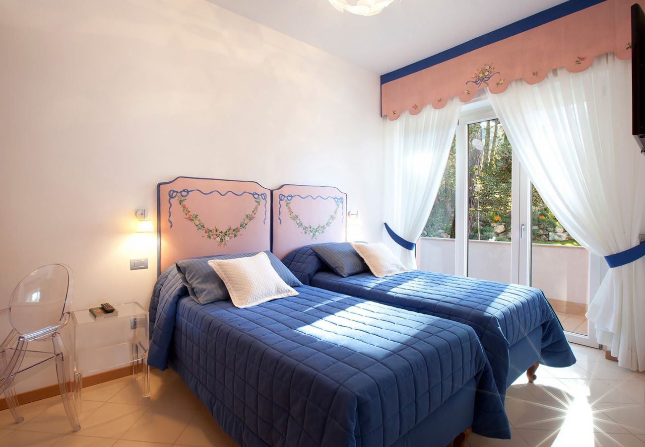 Villa in Sorrento - AMORE RENTALS - Villa Daniela with Swimming pool, Wellness Area, Garden and Sea View