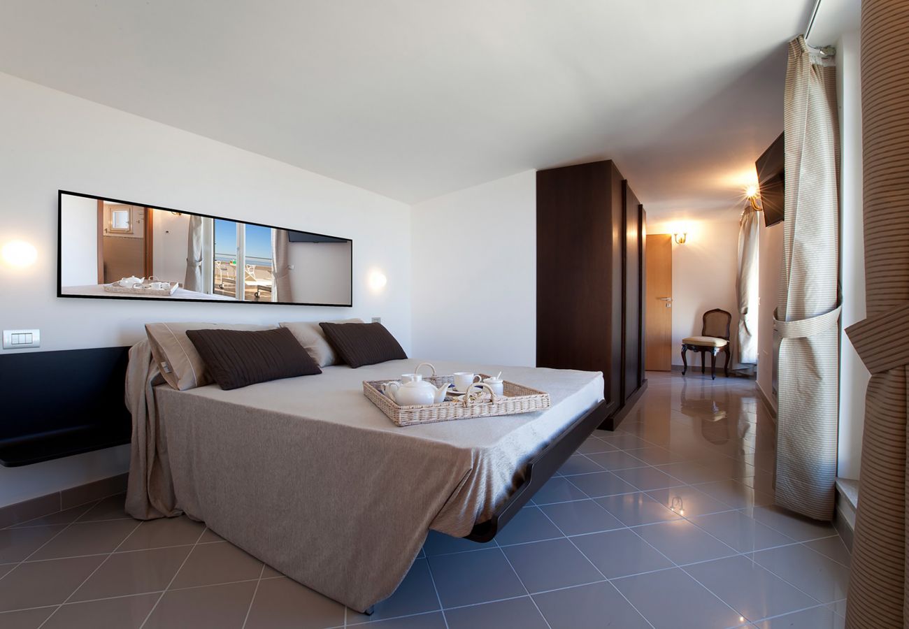 Villa in Sorrento - AMORE RENTALS - Villa Daniela with Swimming pool, Wellness Area, Garden and Sea View