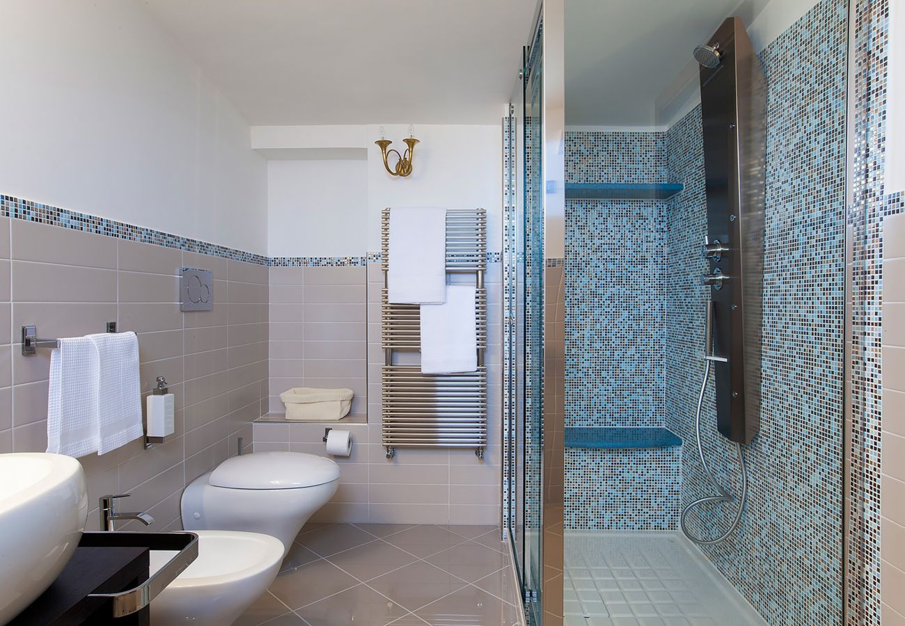 Villa in Sorrento - AMORE RENTALS - Villa Daniela with Swimming pool, Wellness Area, Garden and Sea View