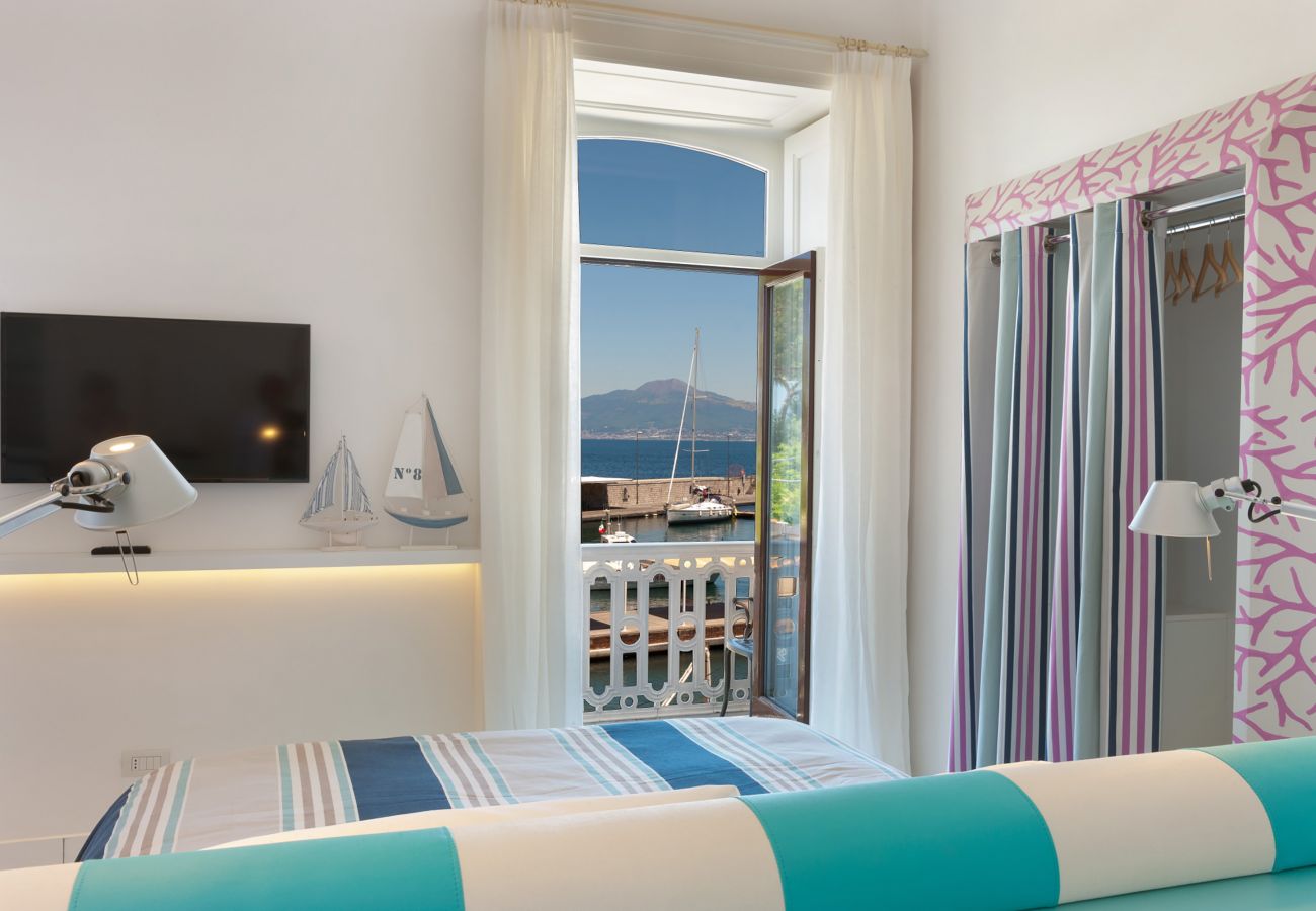Apartment in Sorrento - AMORE RENTALS - Appartamento La Terrazza sul Porto with Sea View, Beach Front