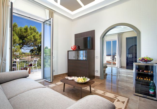 Villa in Sorrento - AMORE RENTALS - Villa Nina with Pool and Sea View Villa in Sorrento - AMORE RENTALS - Villa Nina with Pool and Sea View