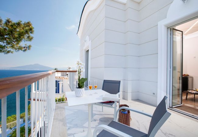 Villa in Sorrento - AMORE RENTALS - Villa Nina with Pool and Sea View Villa in Sorrento - AMORE RENTALS - Villa Nina with Pool and Sea View
