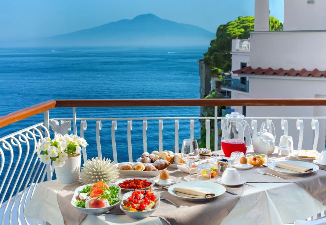 Villa in Sorrento - AMORE RENTALS - Villa Nina with Pool and Sea View Villa in Sorrento - AMORE RENTALS - Villa Nina with Pool and Sea View
