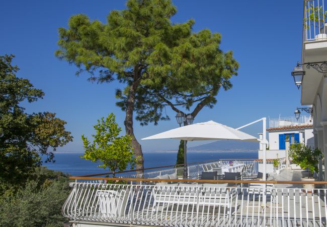 Villa in Sorrento - AMORE RENTALS - Villa Nina with Pool and Sea View Villa in Sorrento - AMORE RENTALS - Villa Nina with Pool and Sea View