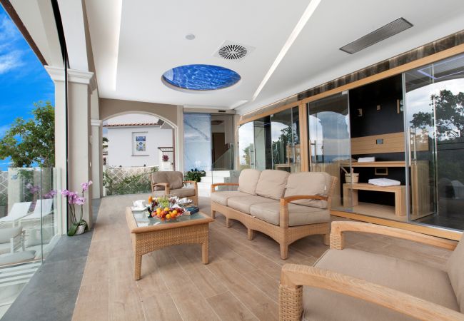 Villa in Sorrento - AMORE RENTALS - Villa Nina with Pool and Sea View Villa in Sorrento - AMORE RENTALS - Villa Nina with Pool and Sea View