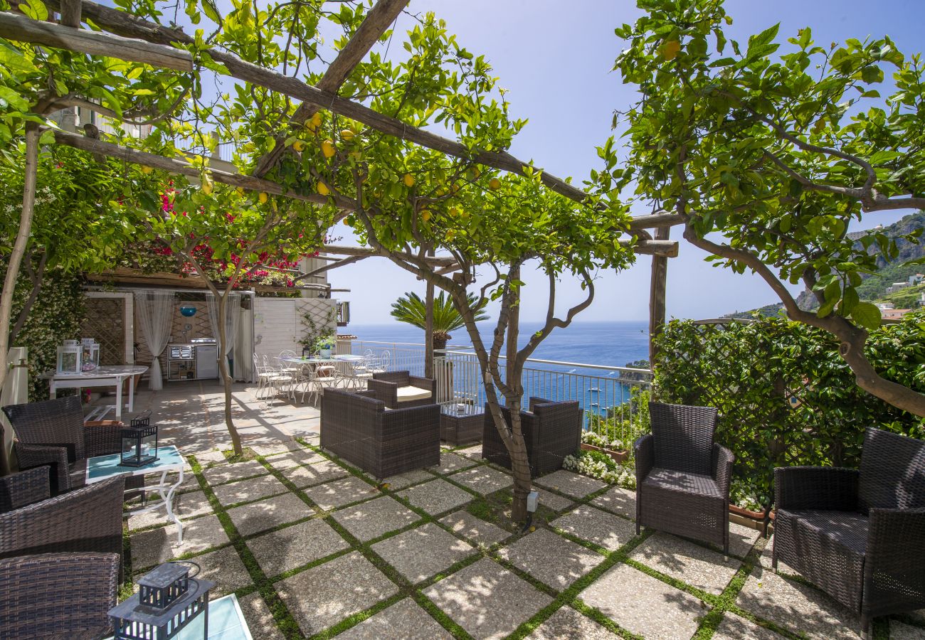 Villa in Amalfi - AMORE RENTALS - Villa Lauro with Heated Jacuzzi, Sea View and Gym
