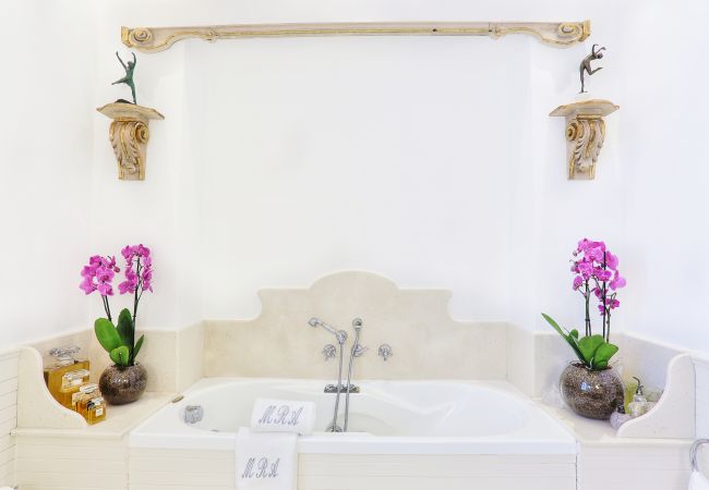 Villa in Sorrento - AMORE RENTALS - Villa Sofia with Terrace and Air Conditioning Villa in Sorrento - AMORE RENTALS - Villa Sofia with Terrace and Air Conditioning