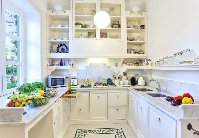 Villa in Sorrento - AMORE RENTALS - Villa Sofia with Terrace and Air Conditioning Villa in Sorrento - AMORE RENTALS - Villa Sofia with Terrace and Air Conditioning