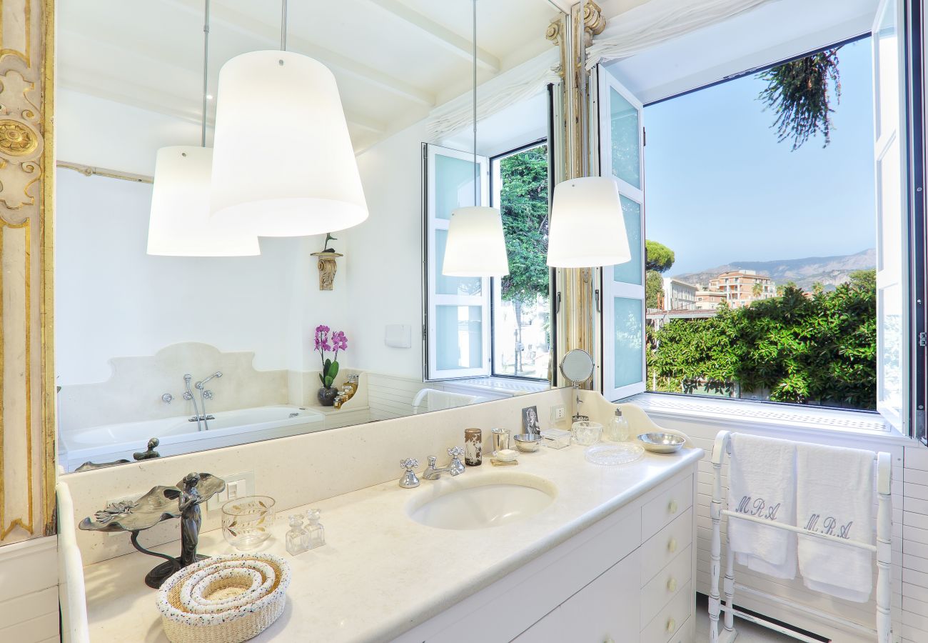 Villa in Sorrento - AMORE RENTALS - Villa Sofia with Terrace and Air Conditioning