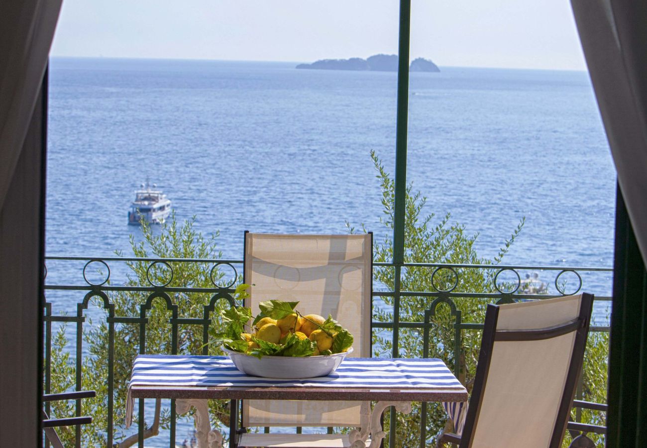 Villa in Positano - AMORE RENTALS - Villa Lo Scoglio with Direct Sea Access and Garden
