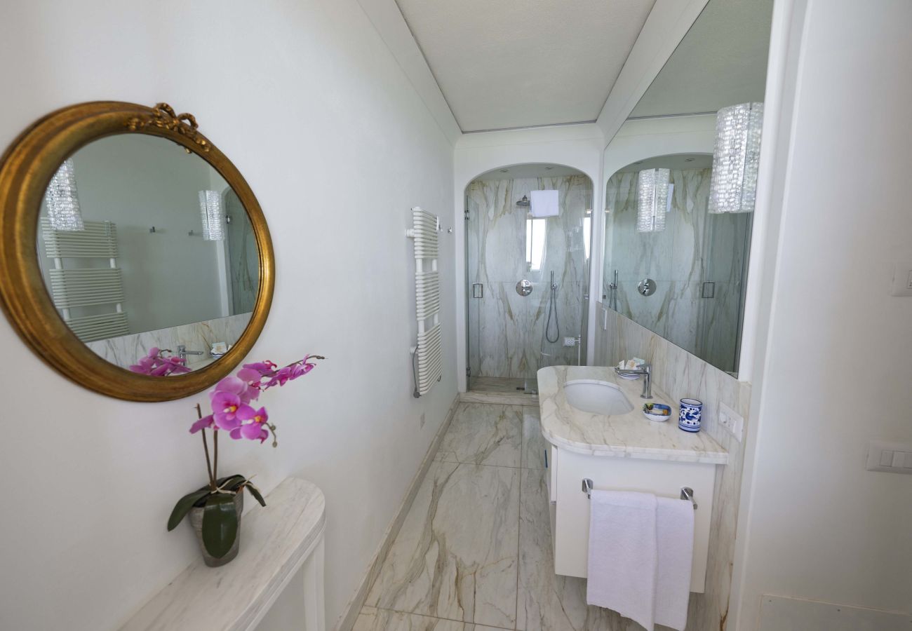 Villa in Positano - AMORE RENTALS - Villa Lo Scoglio with Direct Sea Access and Garden