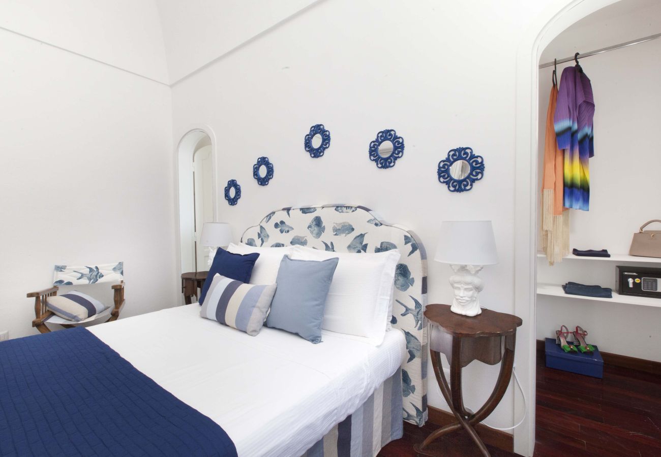 Villa in Positano - AMORE RENTALS - Villa Lo Scoglio with Direct Sea Access and Garden