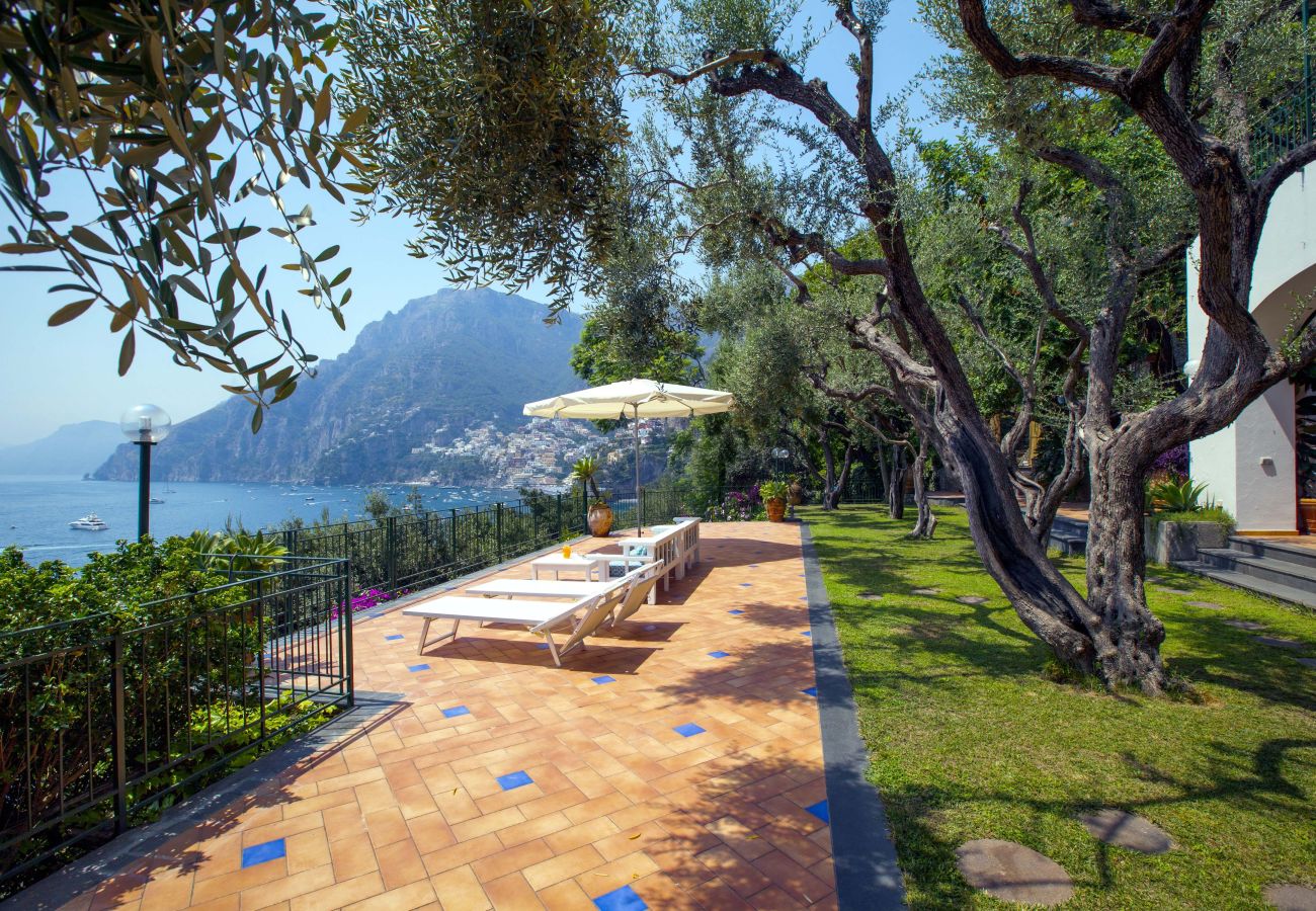 Villa in Positano - AMORE RENTALS - Villa Lo Scoglio with Direct Sea Access and Garden