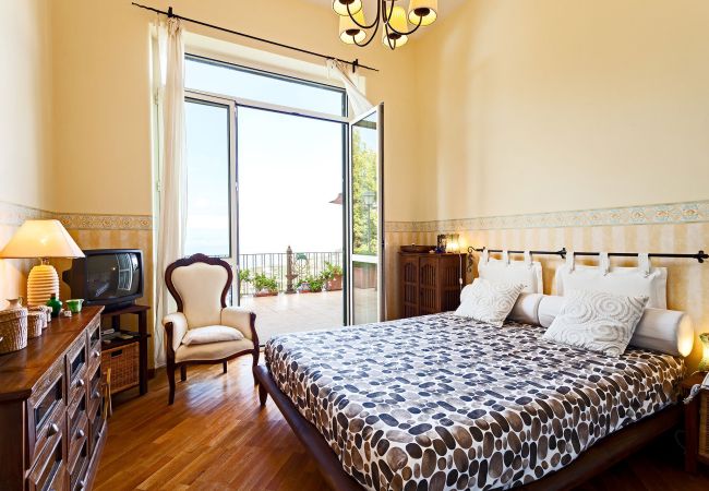 Villa in Massa Lubrense - AMORE RENTALS - Villa Stone on the Sea with Private Pool and Garden Villa in Massa Lubrense - AMORE RENTALS - Villa Stone on the Sea with Private Pool and Garden