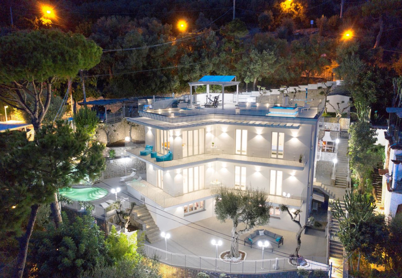Villa in Nerano - AMORE RENTALS - Villa Iside with Private Pool, Sea View, Jacuzzi and Parking