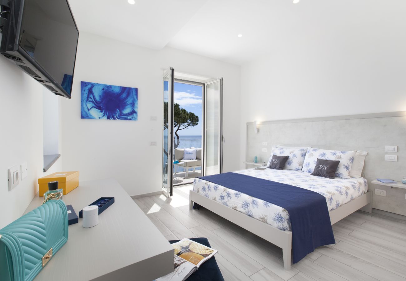 Villa in Nerano - AMORE RENTALS - Villa Iside with Private Pool, Sea View, Jacuzzi and Parking