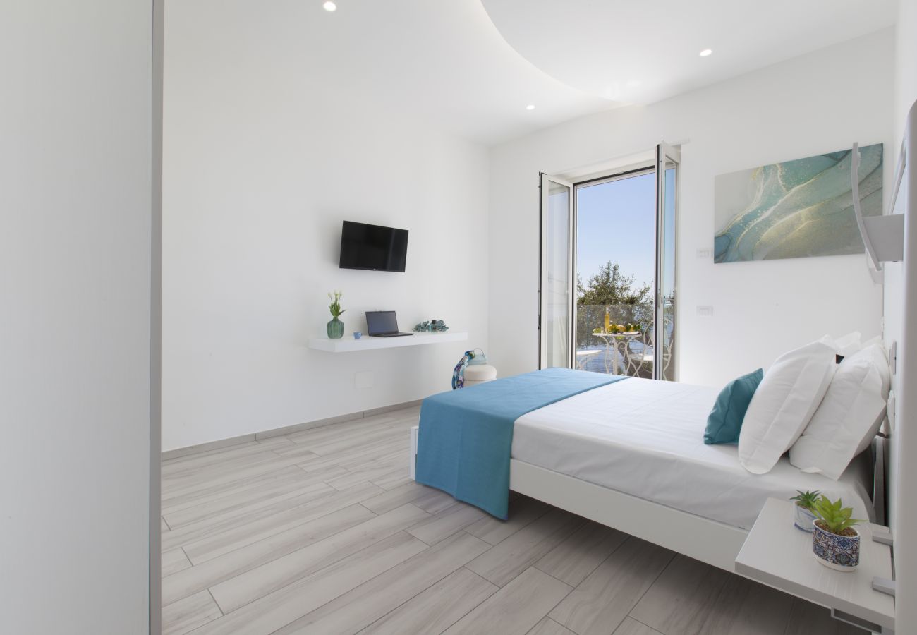 Villa in Nerano - AMORE RENTALS - Villa Iside with Private Pool, Sea View, Jacuzzi and Parking