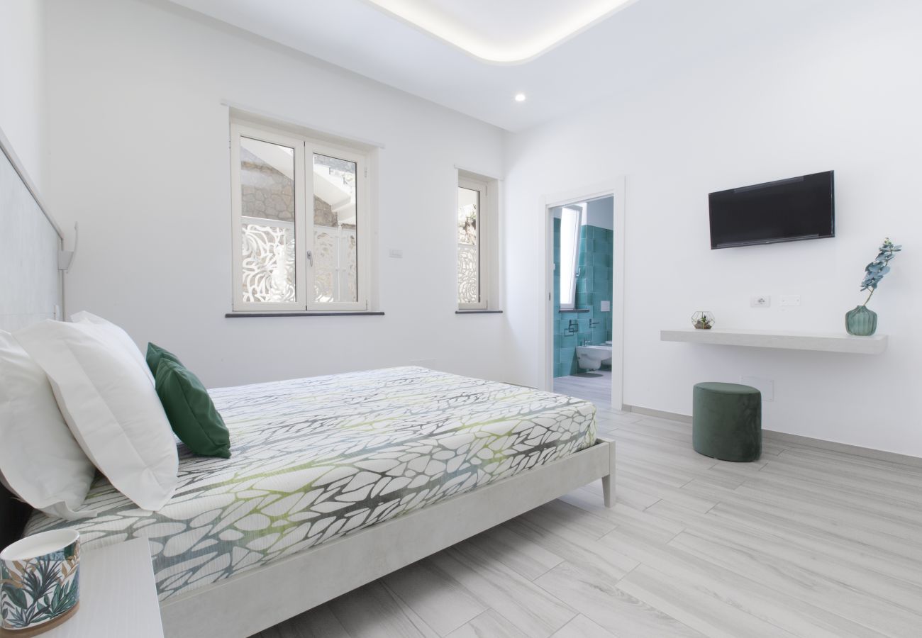 Villa in Nerano - AMORE RENTALS - Villa Iside with Private Pool, Sea View, Jacuzzi and Parking