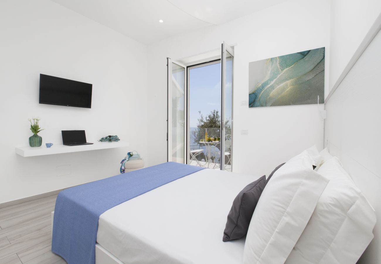 Villa in Nerano - AMORE RENTALS - Villa Iside with Private Pool, Sea View, Jacuzzi and Parking