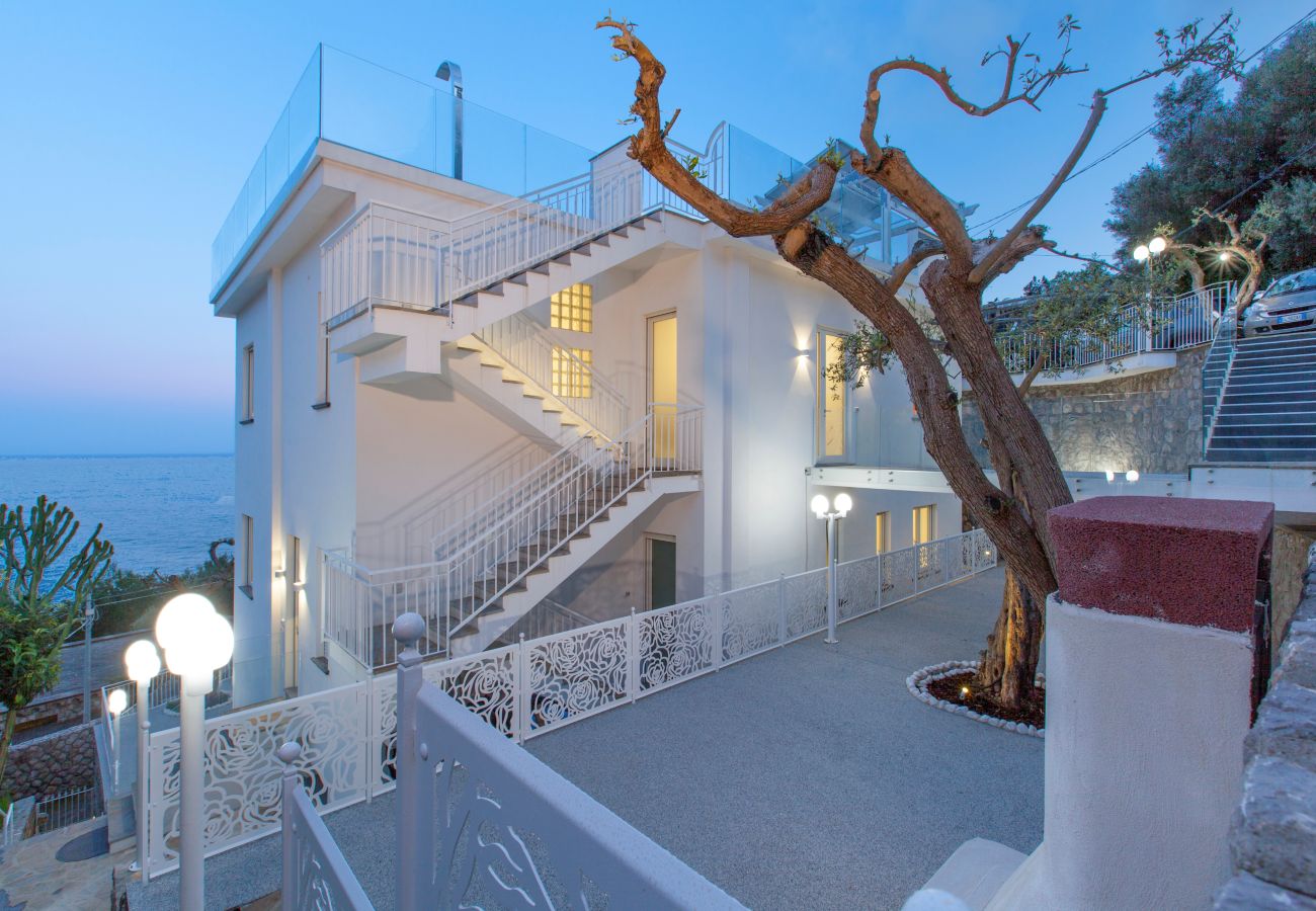 Villa in Nerano - AMORE RENTALS - Villa Iside with Private Pool, Sea View, Jacuzzi and Parking
