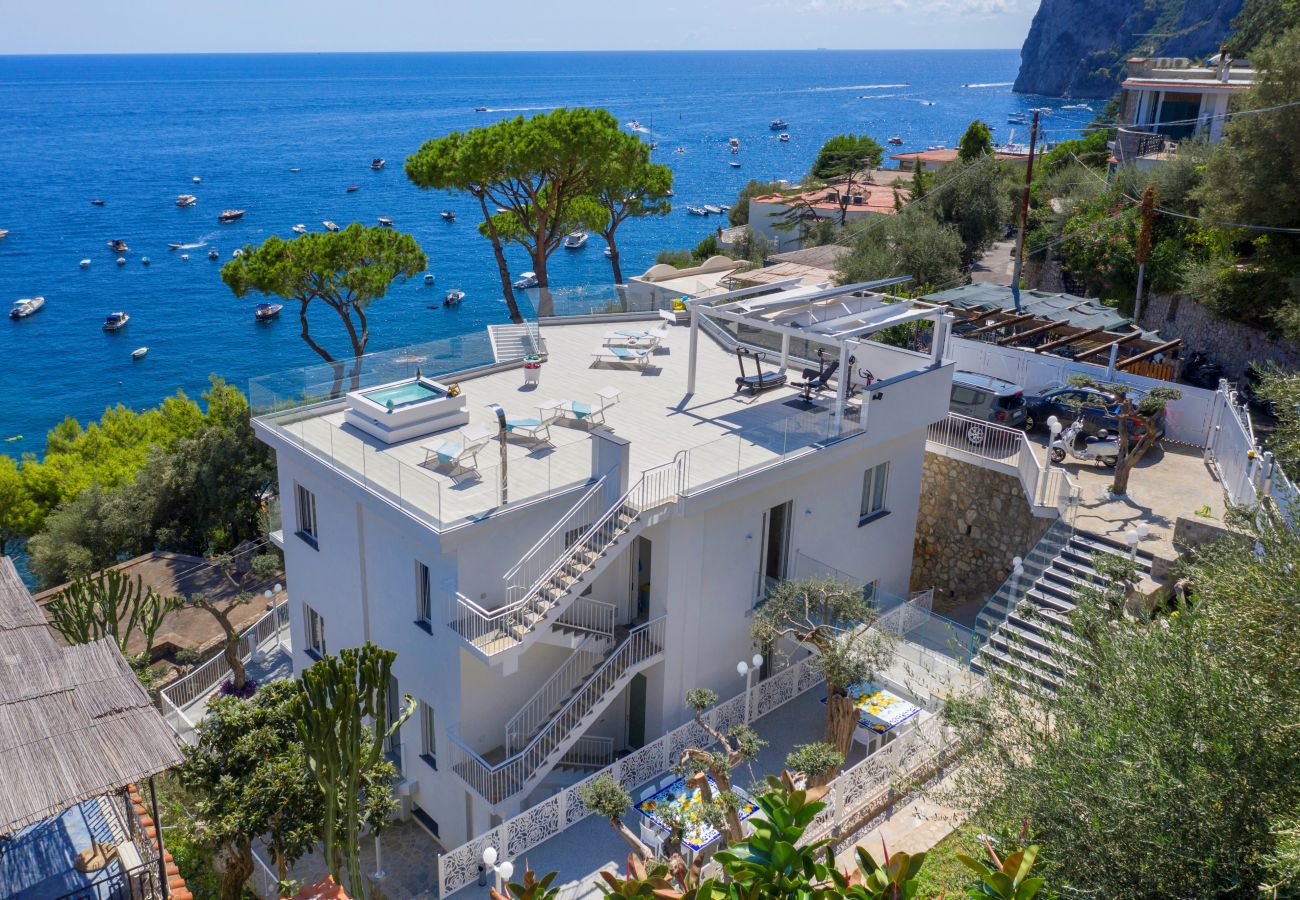 Villa in Nerano - AMORE RENTALS - Villa Iside with Private Pool, Sea View, Jacuzzi and Parking