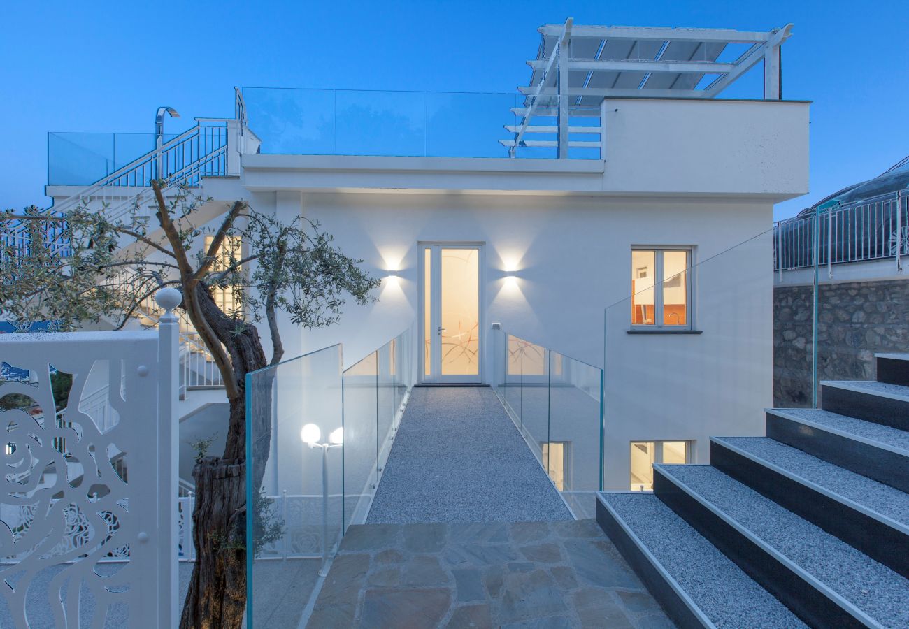Villa in Nerano - AMORE RENTALS - Villa Iside with Private Pool, Sea View, Jacuzzi and Parking