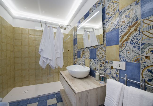 House in Positano - AMORE RENTALS - Casa Volte Alte with External Tub, Sea View and Terrace House in Positano - AMORE RENTALS - Casa Volte Alte with External Tub, Sea View and Terrace