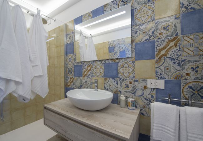 House in Positano - AMORE RENTALS - Casa Volte Alte with External Tub, Sea View and Terrace House in Positano - AMORE RENTALS - Casa Volte Alte with External Tub, Sea View and Terrace