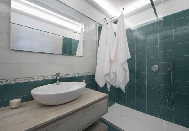 House in Positano - AMORE RENTALS - Casa Volte Alte with External Tub, Sea View and Terrace House in Positano - AMORE RENTALS - Casa Volte Alte with External Tub, Sea View and Terrace