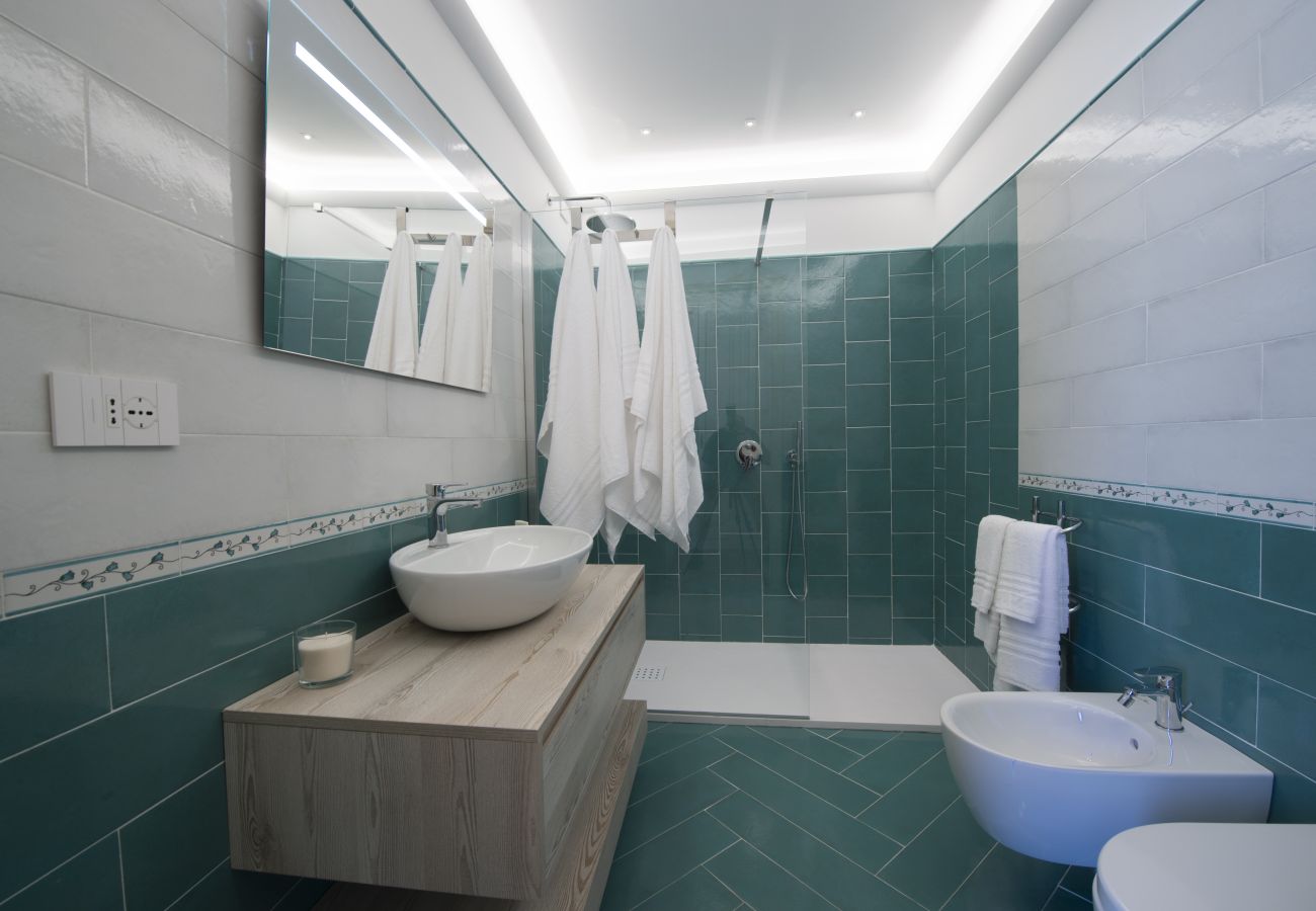 House in Positano - AMORE RENTALS - Casa Volte Alte with Hot Tub, Sea View and Terrace