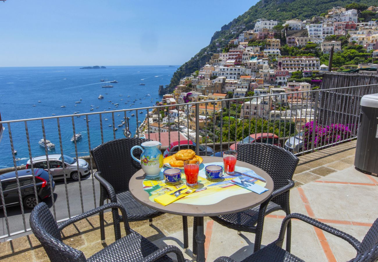 House in Positano - AMORE RENTALS - Casa Volte Alte with Hot Tub, Sea View and Terrace