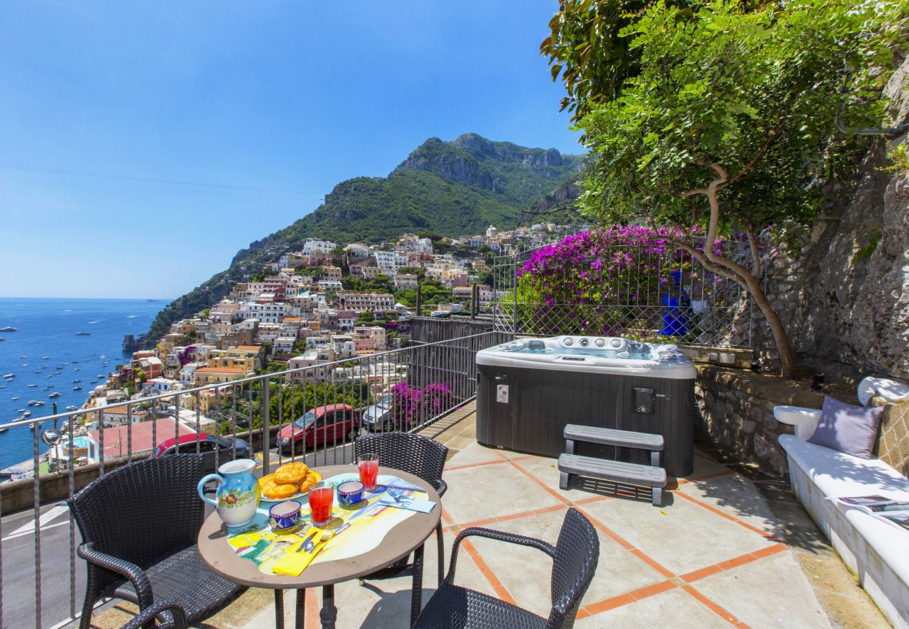 House in Positano - AMORE RENTALS - Casa Volte Alte with Hot Tub, Sea View and Terrace