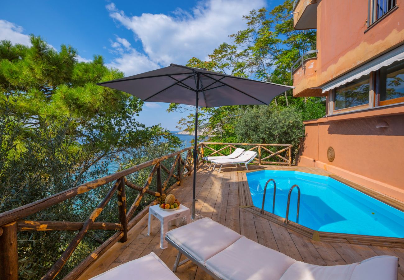 Villa in Massa Lubrense - AMORE RENTALS - AMORE RENTALS - Villa Perla with Sea View, Swimming Pool, and Direct Access to the Sea