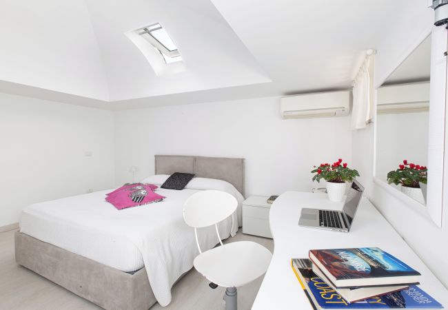 House in Positano - AMORE RENTALS - Casa Paradisea with Sea View Terraces  House in Positano - AMORE RENTALS - Casa Paradisea with Sea View Terraces