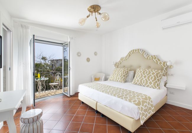 Villa in Massa Lubrense - AMORE RENTALS - Resort Ravenna - Villa Dama with Hot Tub, Shared Swimming Pool, Ideal for Events Villa in Massa Lubrense - AMORE RENTALS - Resort Ravenna - Villa Dama with Hot Tub, Shared Swimming Pool, Ideal for Events
