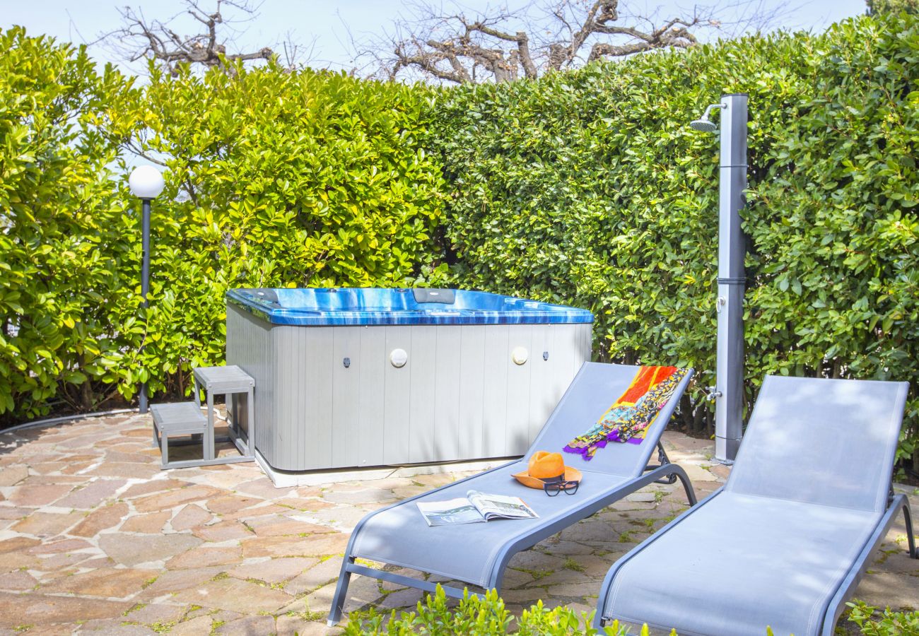 Villa in Massa Lubrense - AMORE RENTALS - Resort Ravenna - Villa Dama with Hot Tub, Shared Swimming Pool, Ideal for Events