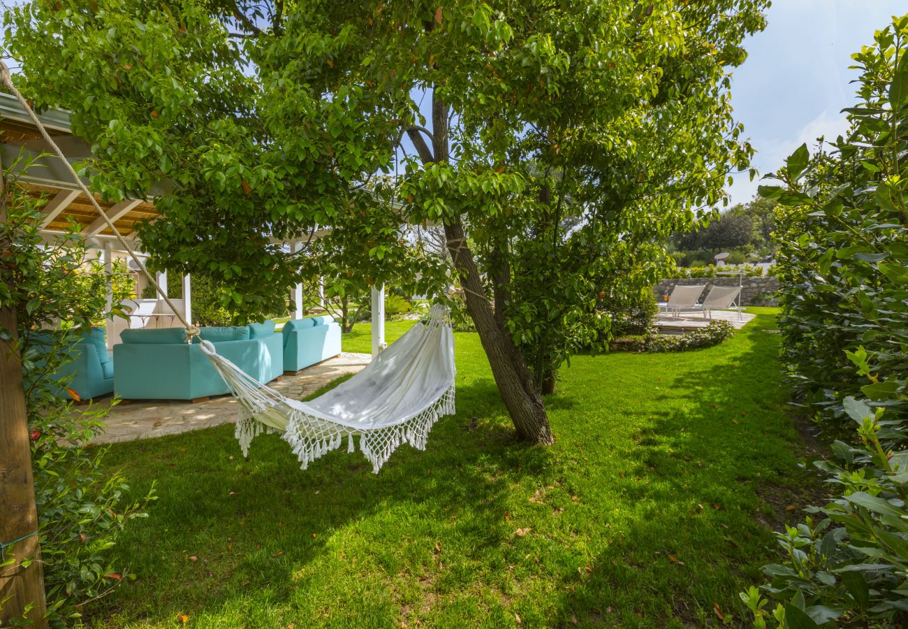 Villa in Massa Lubrense - AMORE RENTALS - Resort Ravenna - Villa Dama with Hot Tub, Shared Swimming Pool, Ideal for Events