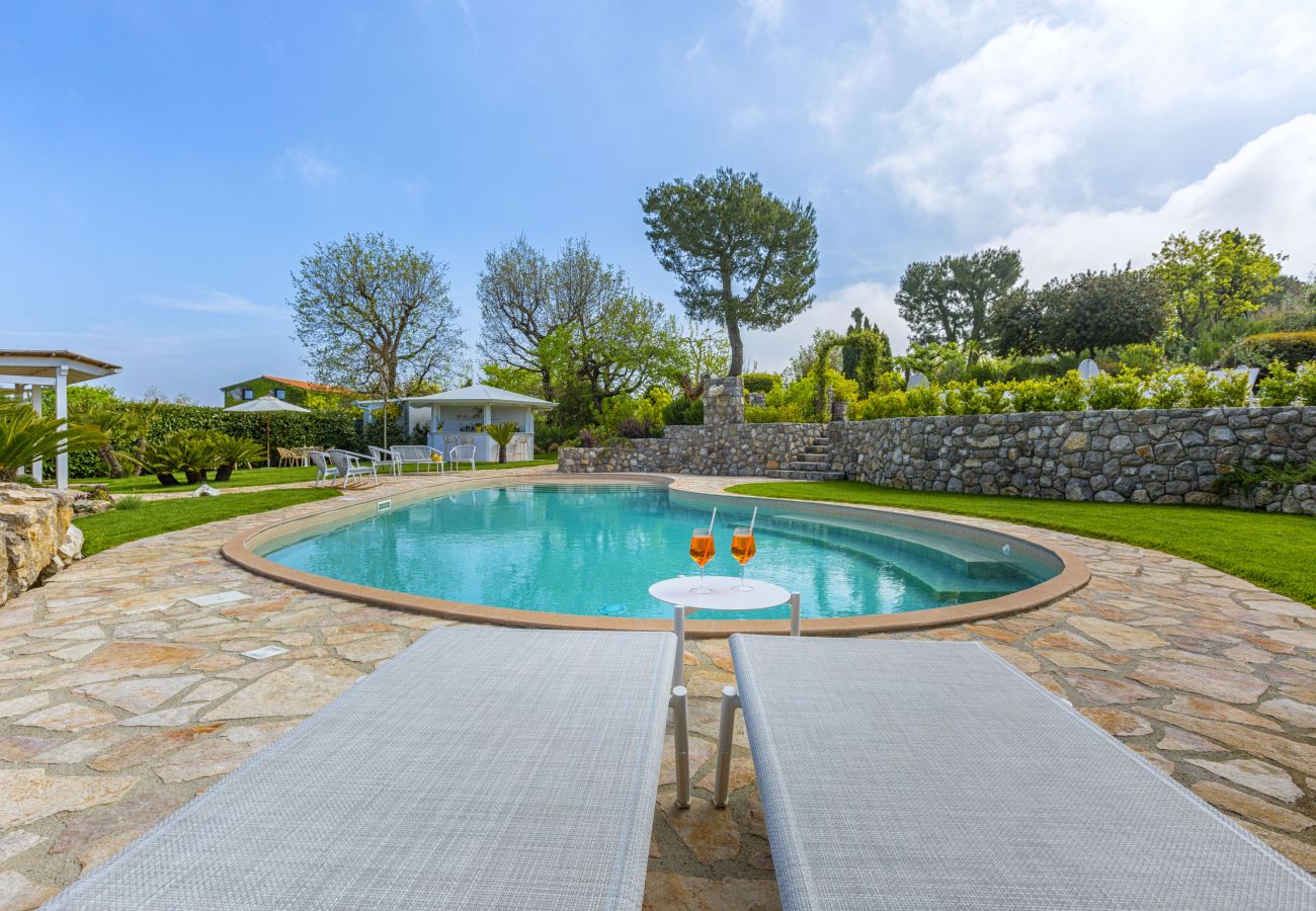 Villa in Massa Lubrense - AMORE RENTALS - Resort Ravenna - Villa Dama with Hot Tub, Shared Swimming Pool, Ideal for Events