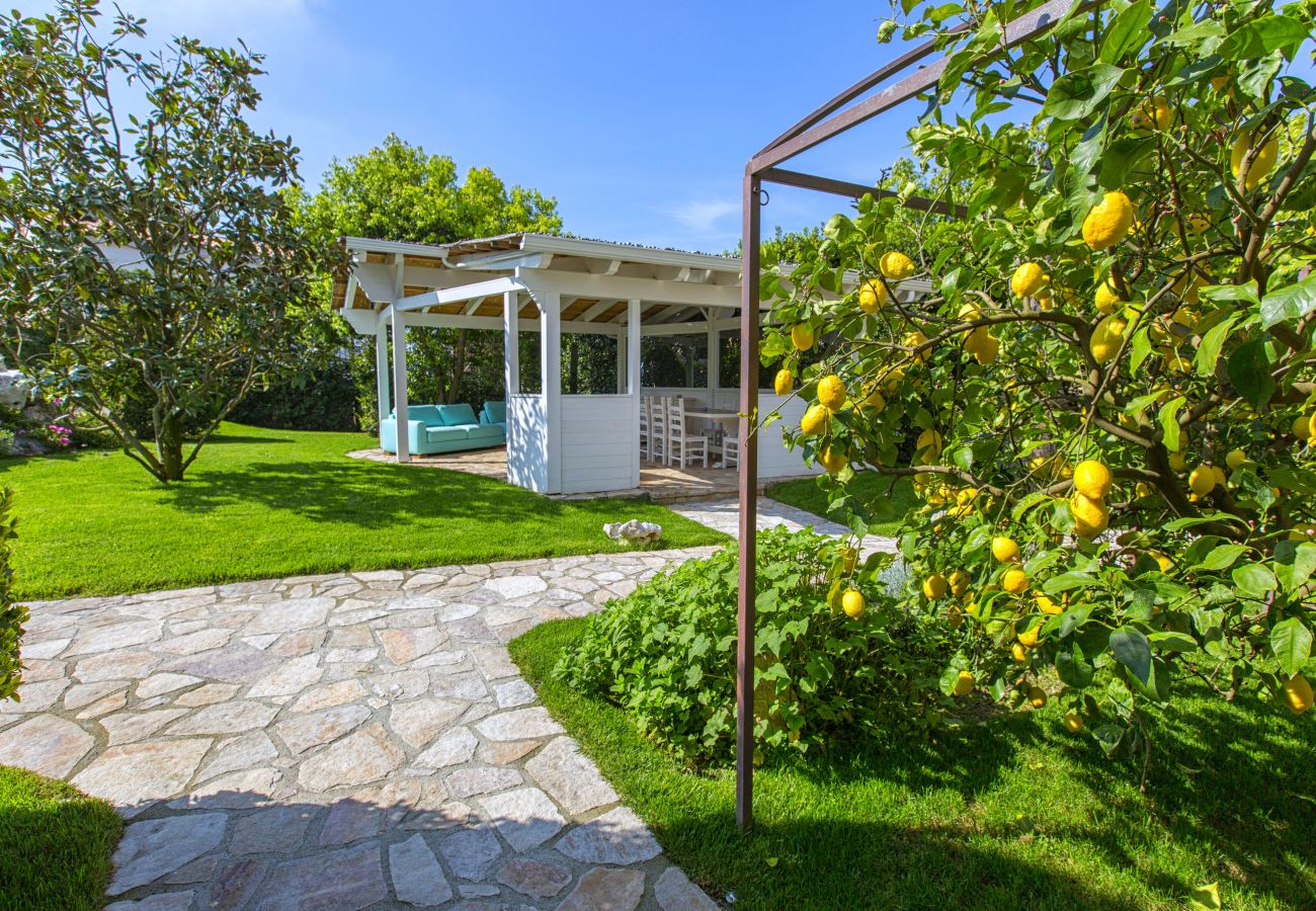 Villa in Massa Lubrense - AMORE RENTALS - Resort Ravenna - Villa Dama with Hot Tub, Shared Swimming Pool, Ideal for Events